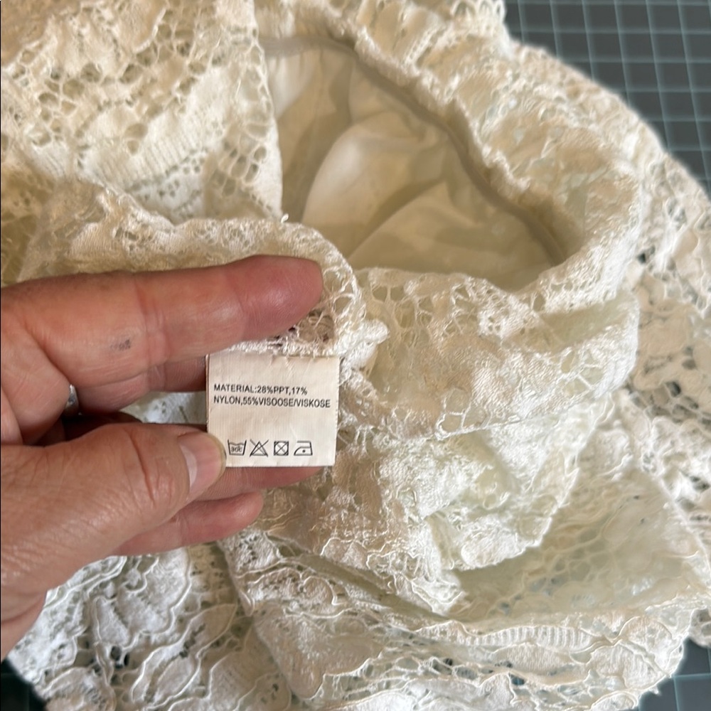 Tobrief White Lace blouse - Picture 7 of 8
